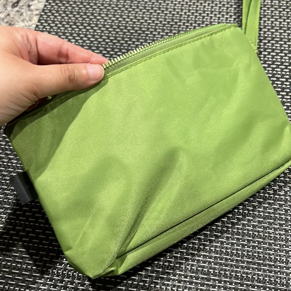 Travelon Women’s Green Wristlet Purse Cushioned Bag Clutch with Wrist Strap NWOT